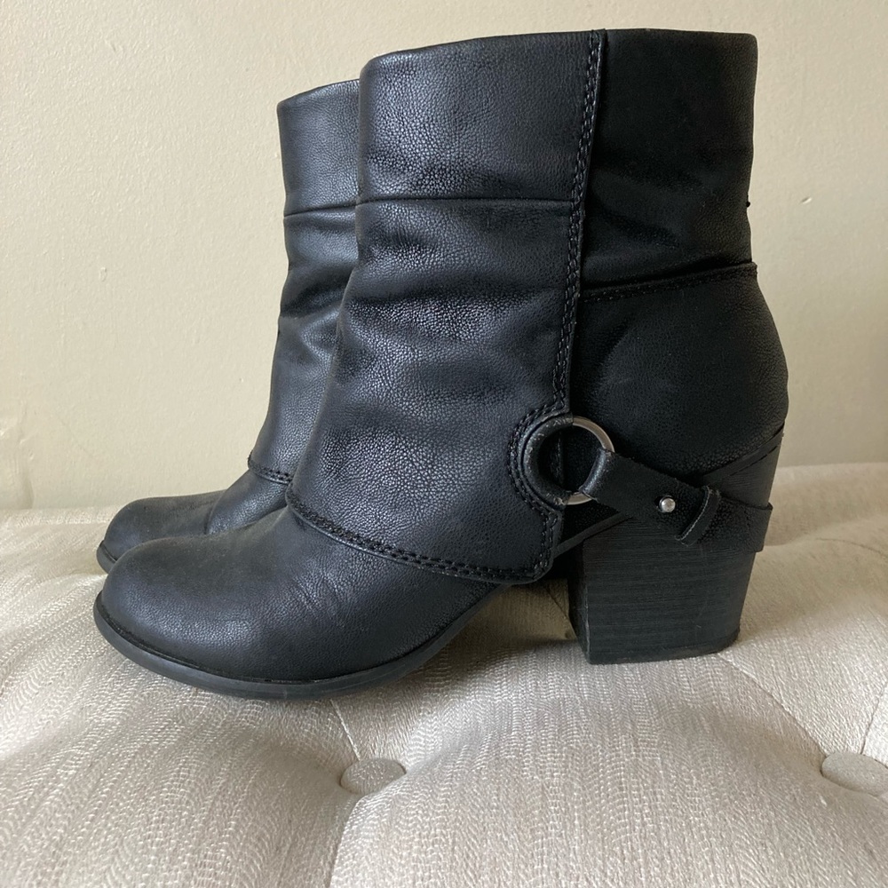 Size 10 Fergalicious Womens LIZA Almond Toe Ankle Fashion Boots